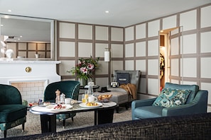 Phòng Suite, 1 giường cỡ king, ban công (Opera Duplex, Blvd. or Scribe St.view) | Bộ đồ giường cao cấp, chăn bông, nệm có lớp đệm bông, minibar