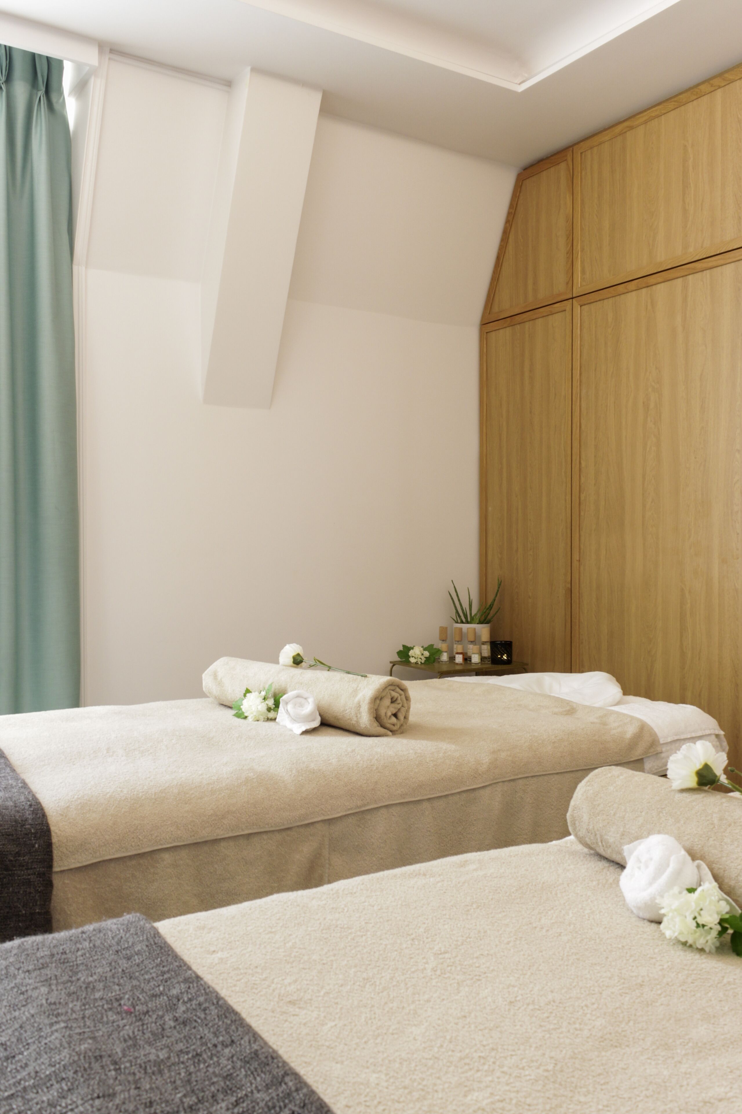 Couples treatment room(s), body treatments, body scrubs, facials