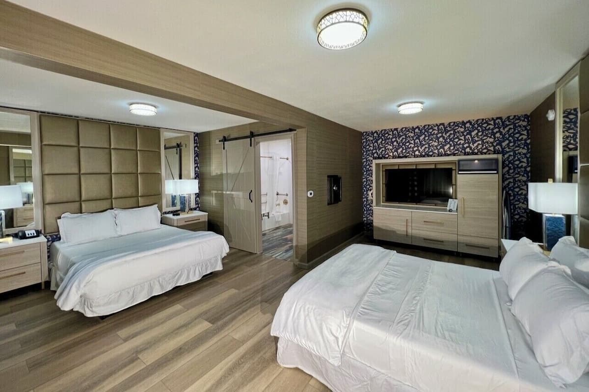 Deluxe-sviitti | Ylelliset vuodevaatteet, untuvapeitot, työpöytä, pimennysverhot