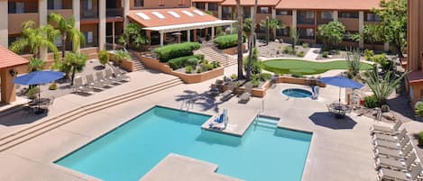 Piscine extérieure, parasols de plage, chaises longues