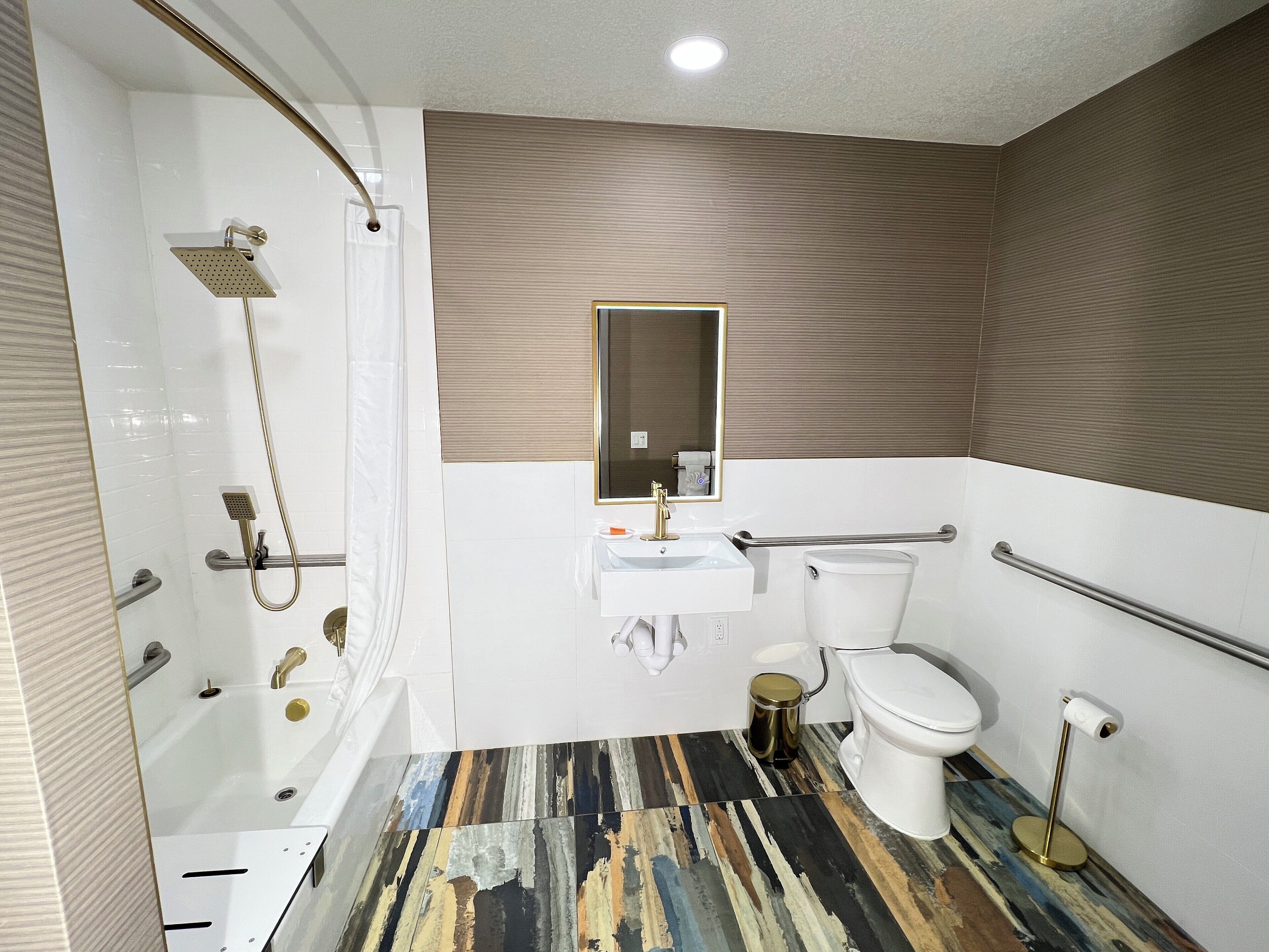 Deluxe Suite, 1 King Bed with Sofa bed, Accessible Bathtub | Bathroom | Combined shower/bathtub, free toiletries, hair dryer, towels