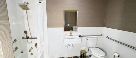 Une salle de bain moderne équipée d’une douche, de toilettes et d’un lavabo.