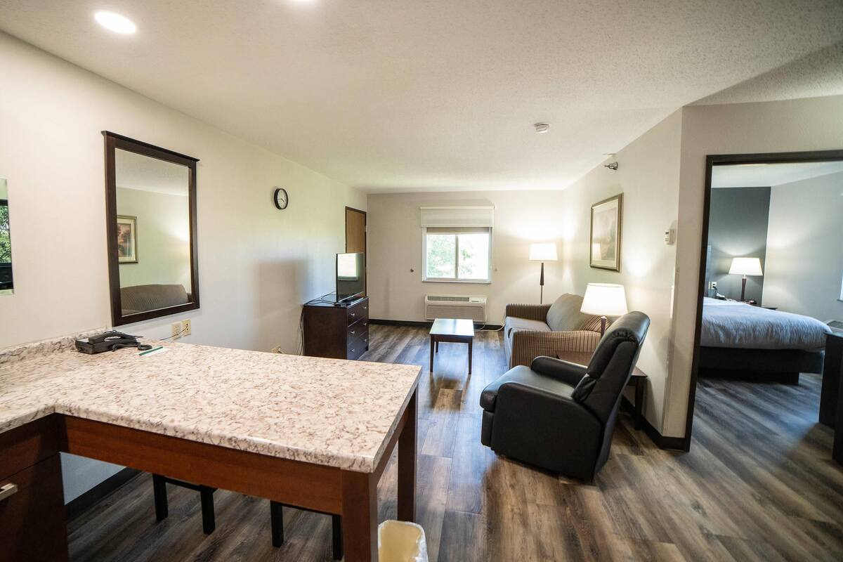 Suite, 1 Queen Bed with Sofa bed, Non Smoking (Upgrade) | Premium bedding, pillowtop beds, desk, blackout drapes