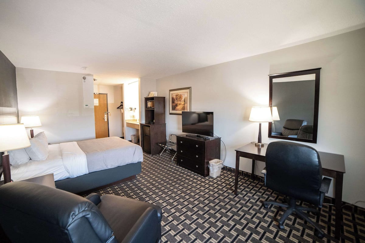 Standardzimmer, 1 Queen-Bett, Nichtraucher | Hochwertige Bettwaren, Pillowtop-Betten, Schreibtisch