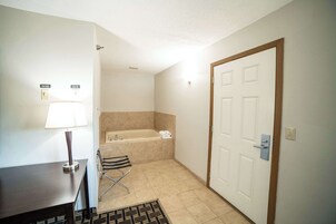 Ropa de cama de alta calidad, colchones con pillow-top y escritorio