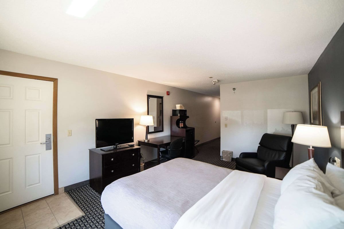 Zimmer, 1 Queen-Bett, barrierefrei, Nichtraucher | Hochwertige Bettwaren, Pillowtop-Betten, Schreibtisch