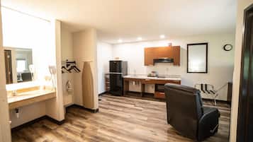 Suite, 1 Queen Bed with Sofa bed, Accessible, Non Smoking (Transfer Shower)