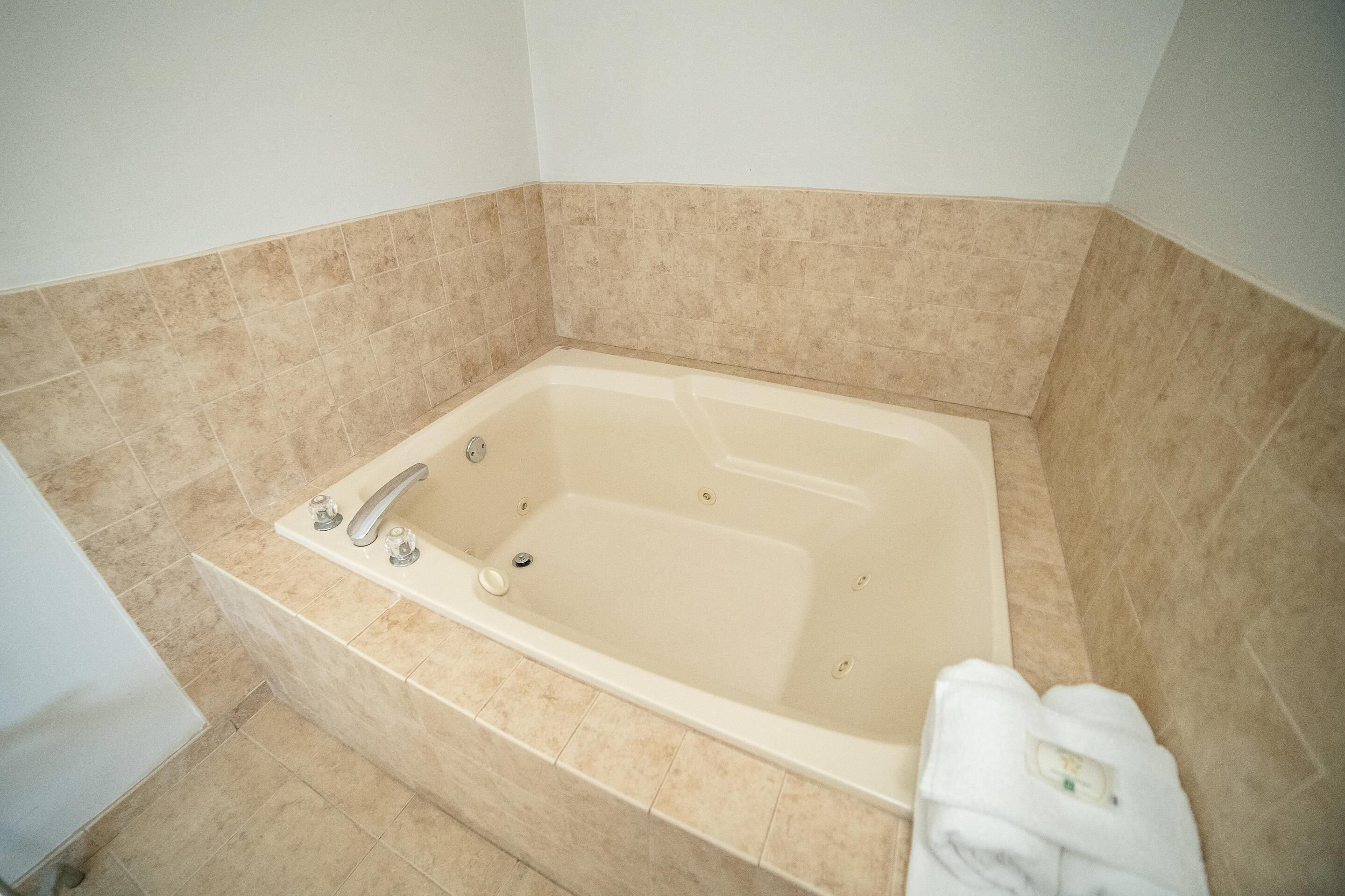 Un baño con bañera, ducha e inodoro.