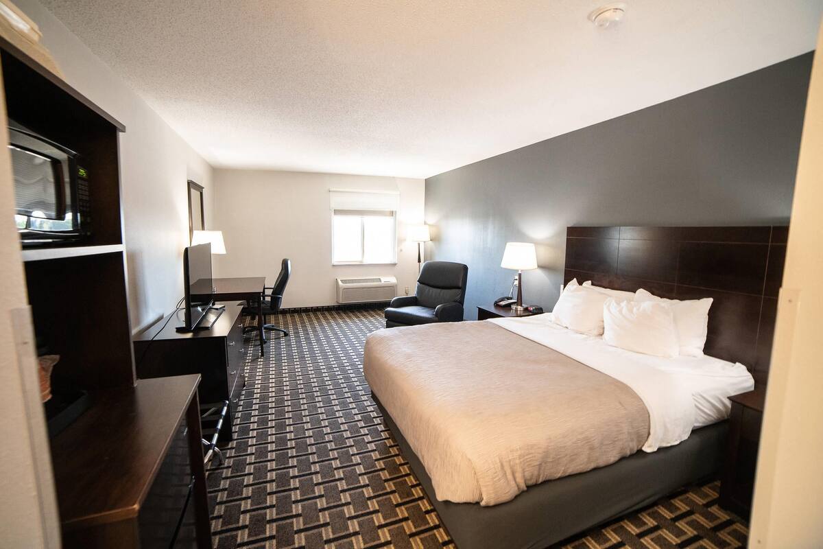 Standard Room, 1 Queen Bed, Non Smoking | Premium bedding, pillowtop beds, desk, blackout drapes