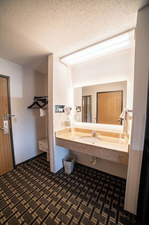 Standard Room, 1 Katil Ratu (Queen), Non Smoking | Peralatan tempat tidur premium, tilam berlapik, meja 