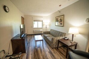 Suite, 1 Queen Bed with Sofa bed, Accessible, Non Smoking (Transfer Shower) | Premium bedding, pillowtop beds, desk, blackout drapes