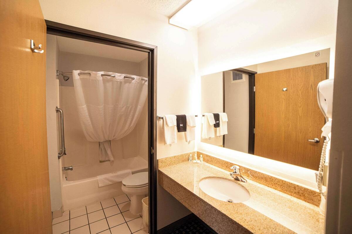 premium bedding, pillow-top beds, desk, blackout curtains