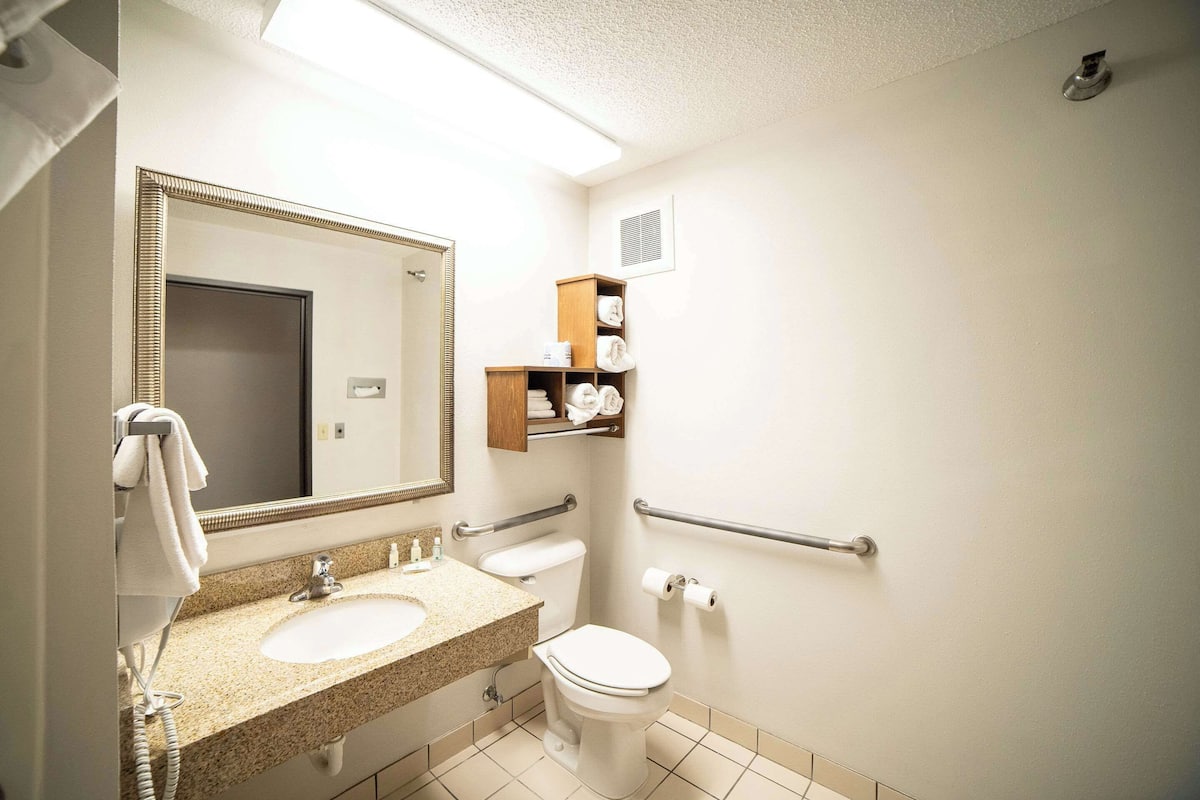 Zimmer, 1 Queen-Bett, barrierefrei, Nichtraucher | Hochwertige Bettwaren, Pillowtop-Betten, Schreibtisch