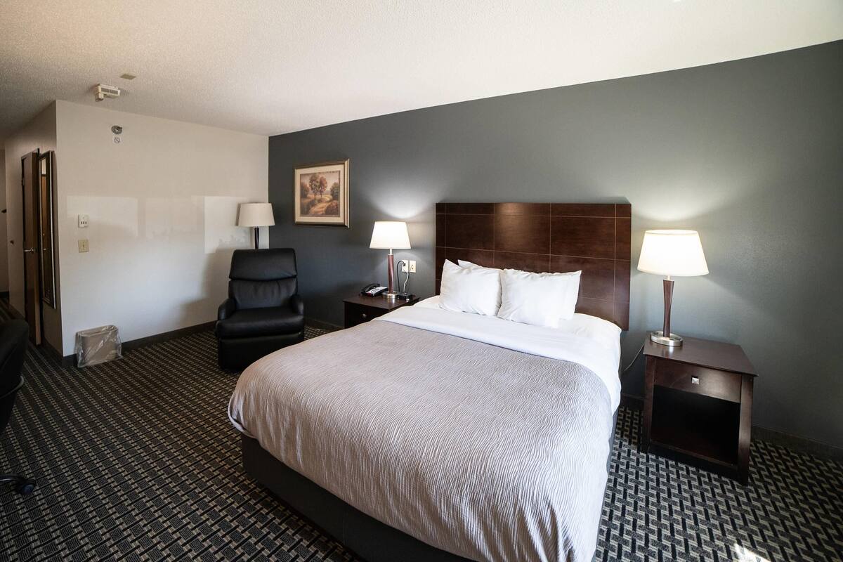 Room, 1 Queen Bed, Accessible, Non Smoking | Premium bedding, pillowtop beds, desk, blackout drapes