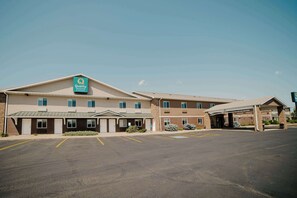 Exterior - Quality Inn & Suites Watertown near Prairie Lakes Ice Arena (Watertown)
