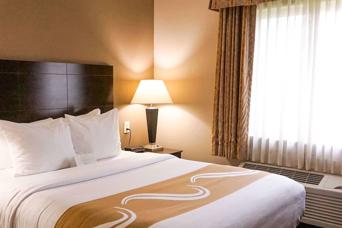 Ropa de cama de alta calidad, camas con pillow-top y escritorio