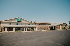 Exterior - Quality Inn & Suites Watertown near Prairie Lakes Ice Arena (Watertown)