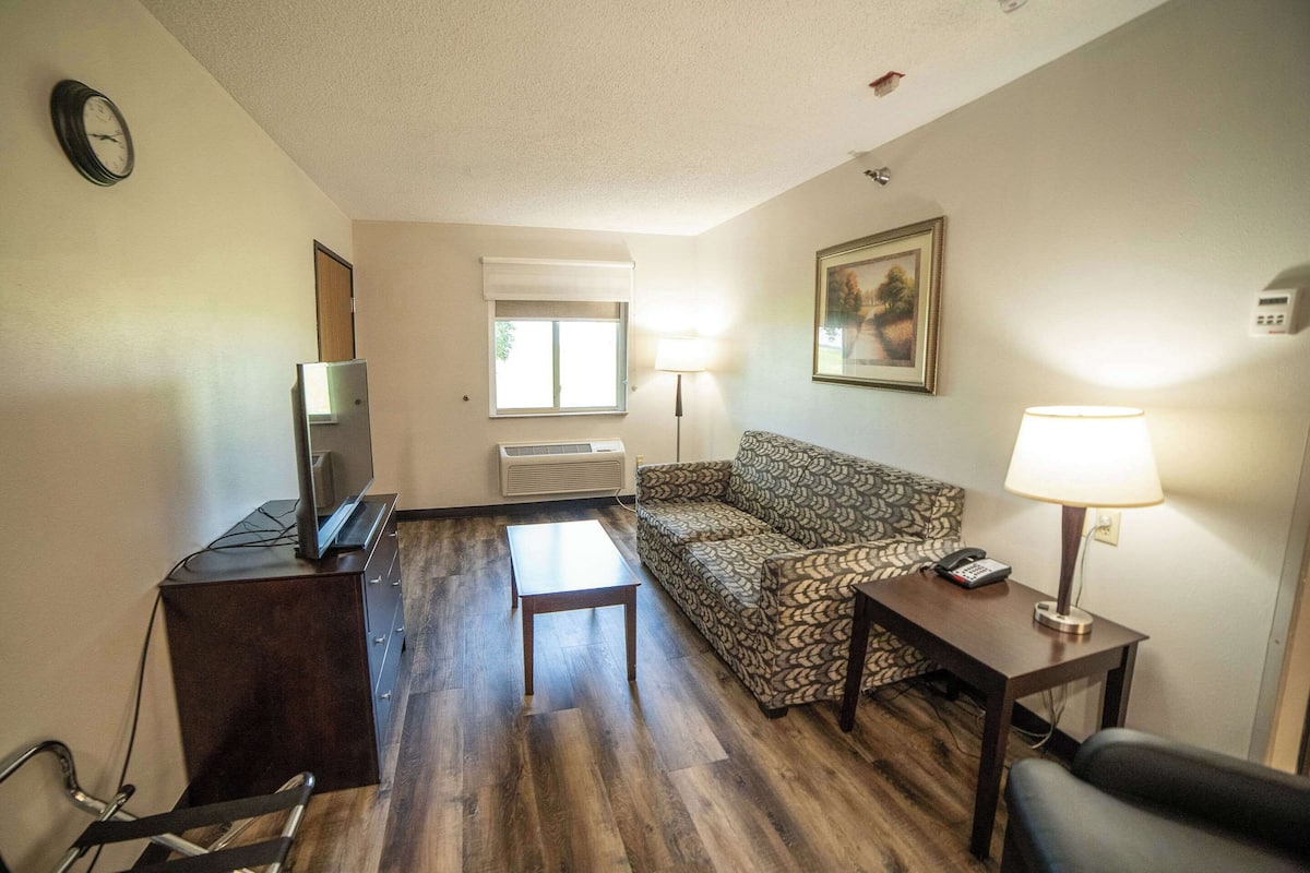 Suite, 1 grand lit et 1 canapé-lit, accessible aux personnes à mobilité réduite (Transfer Shower) | Literie de qualité supérieure, surmatelas, bureau, rideaux occultants