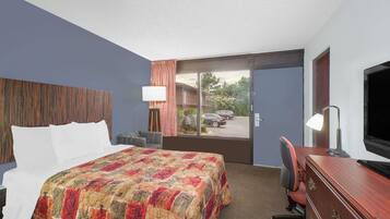 Skrivebord, strygejern/strygebræt, gratis baby-/barnesenge