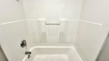 Combined shower/tub, free toiletries, hair dryer, towels