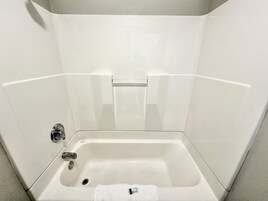 Combined shower/tub, free toiletries, hair dryer, towels