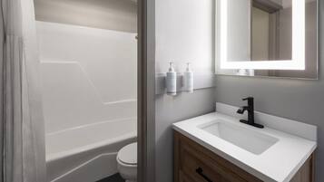 Combined shower/bathtub, free toiletries, hair dryer, towels