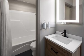 Kombinasi shower/bathtub dan perlengkapan mandi gratis