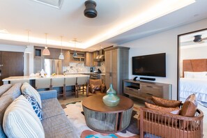 Suite, 2 Schlafzimmer, Balkon | Wohnbereich | LCD-Fernseher