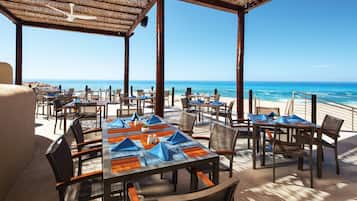 4 restaurants; breakfast, lunch and dinner served