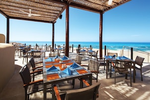 4 restaurantes; se sirve desayuno, almuerzo y cena