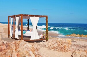 Playa privada, arena blanca, sombrillas, toallas de playa