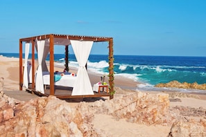 Plage privée, sable blanc, parasols, serviettes de plage
