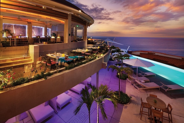 4 restaurants; breakfast, lunch, and dinner served