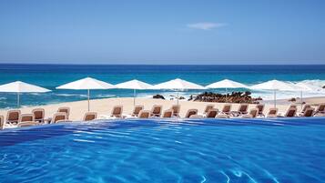 2 AuĂenpools, Cabañas (gegen GebĂŒhr), LiegestĂŒhle