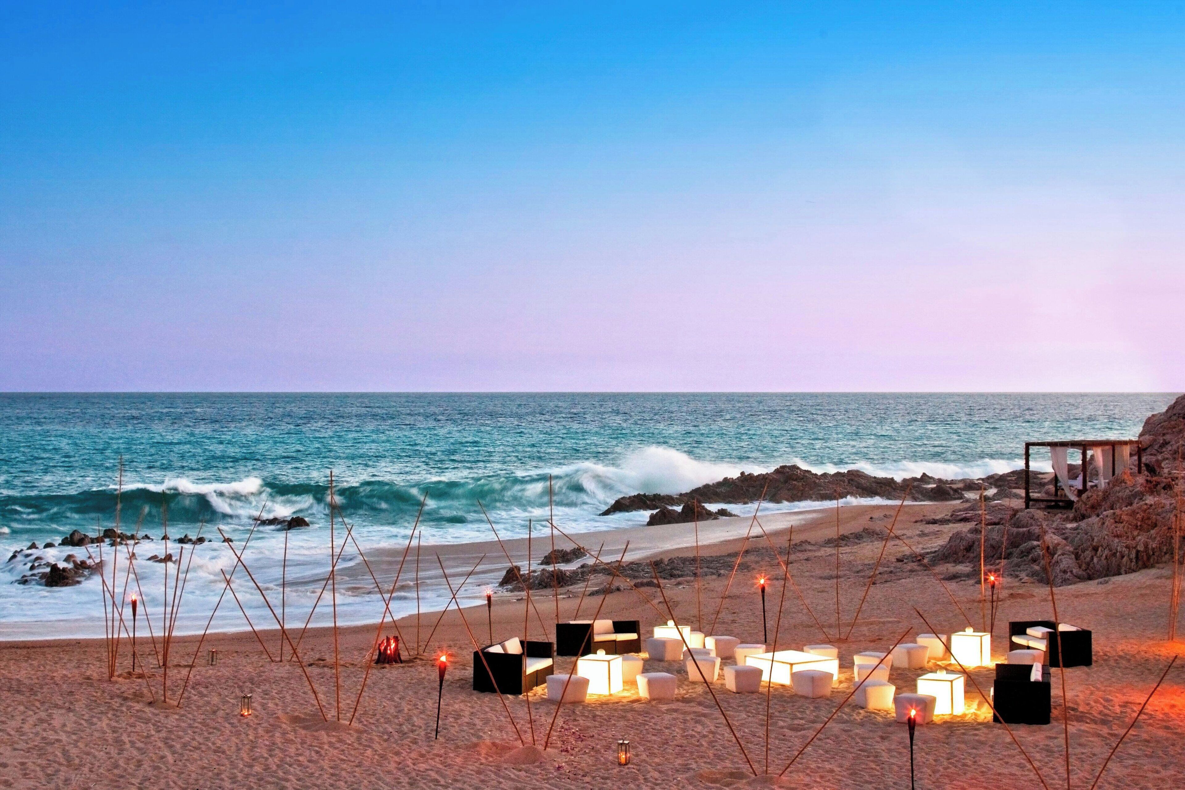 Playa privada, playa de arena blanca, sombrillas y toallas de playa 