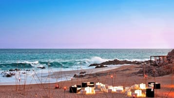 Playa privada, playa de arena blanca, sombrillas y toallas de playa