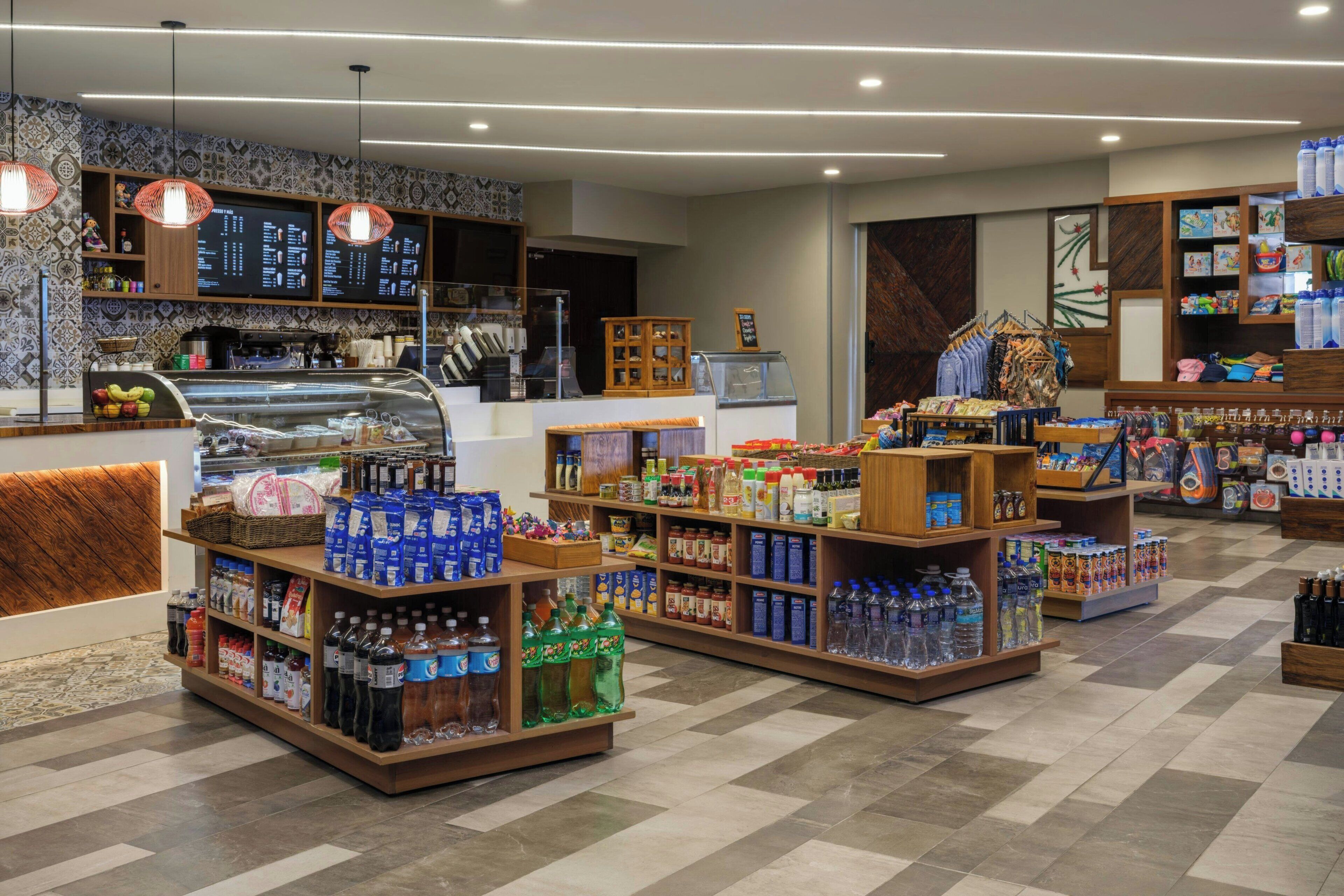 Een winkelinterieur met diverse producten, zoals drankjes, snacks en huishoudartikelen.