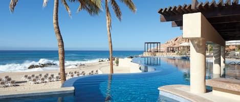 Cocktailbar, Blick auf den Pool, täglich geöffnet