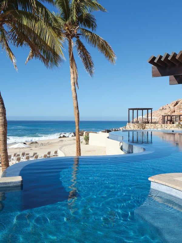Cocktail bar, pool views, open daily