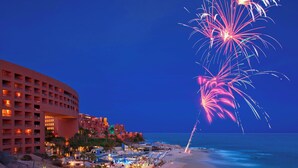 A beachfront hotel with a pool area and a view of the ocean. - The Westin Los Cabos Resort Villas (San José del Cabo)