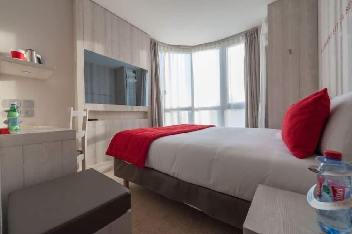 Ropa de cama de alta calidad y caja de seguridad en la habitación
