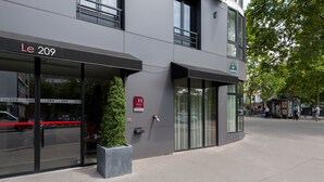 Un edificio moderno con un cartel que dice "Le 209".