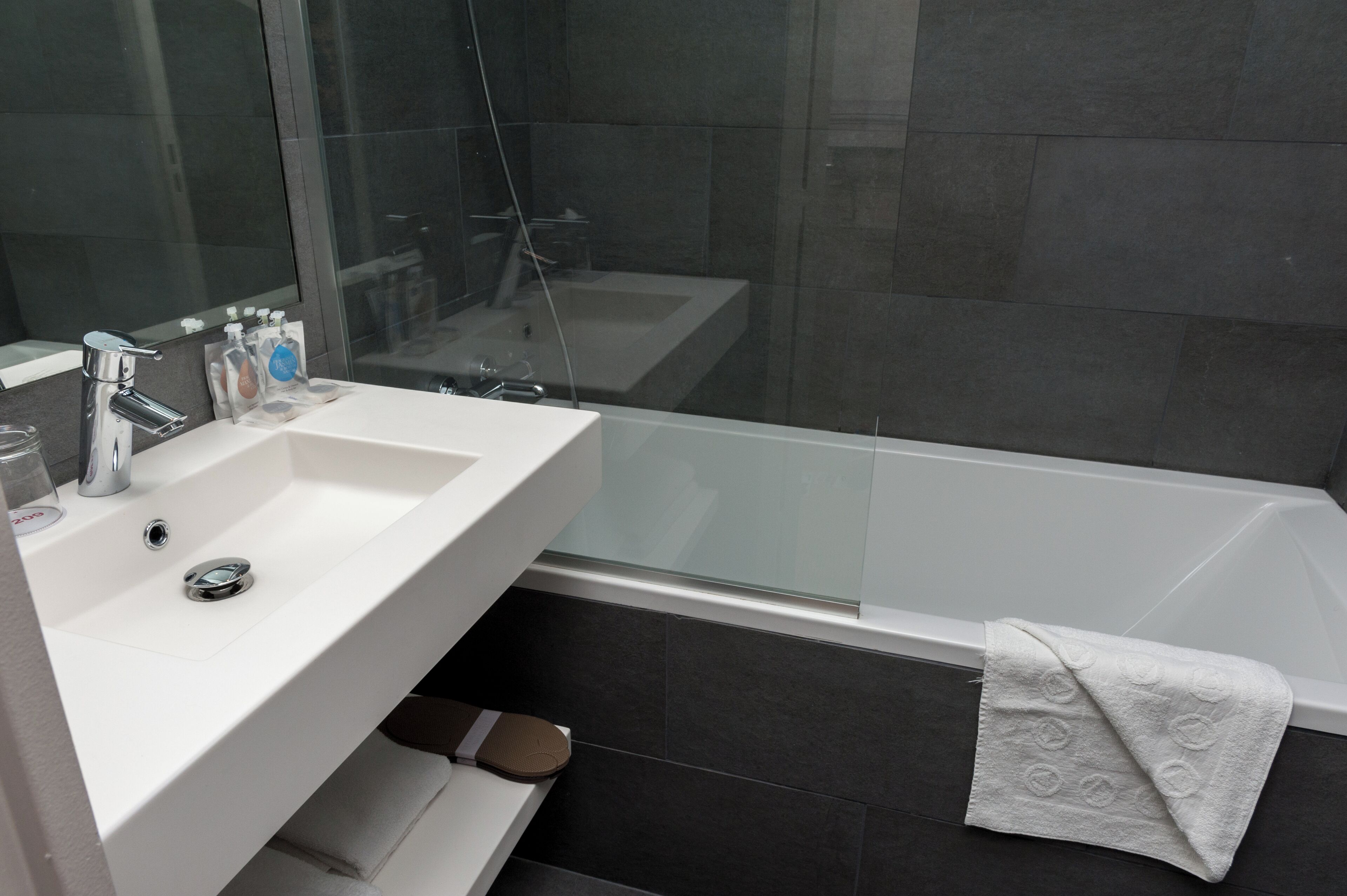 suite 209 | premium bedding, in-room safe, desk, laptop workspace