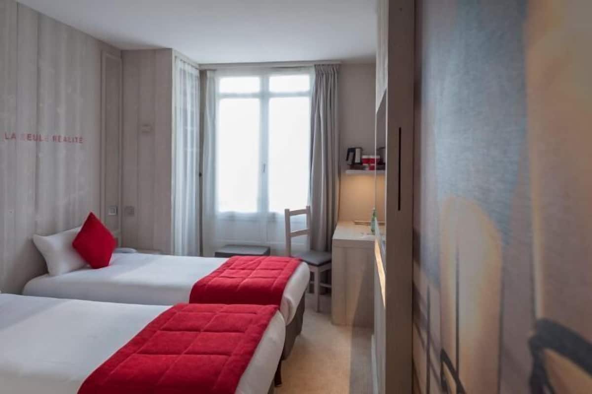 Premium-sengetøj, pengeskab på værelset, skrivebord