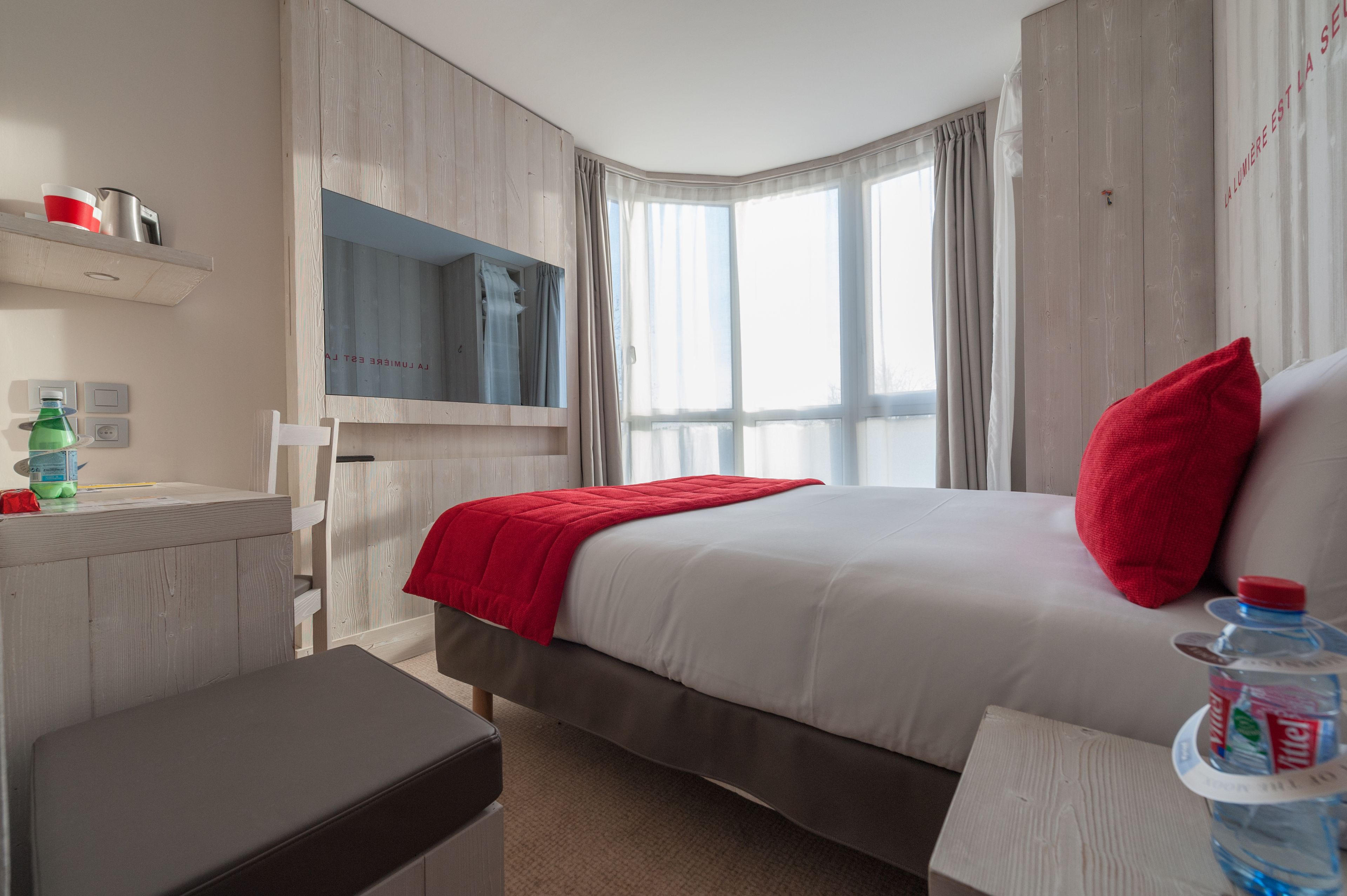 premium bedding, in-room safe, desk, laptop workspace