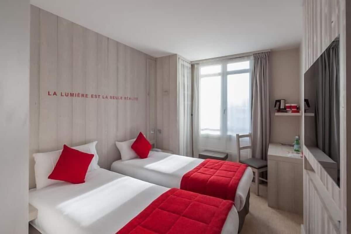 Premium bedding, in-room safe, desk, laptop workspace