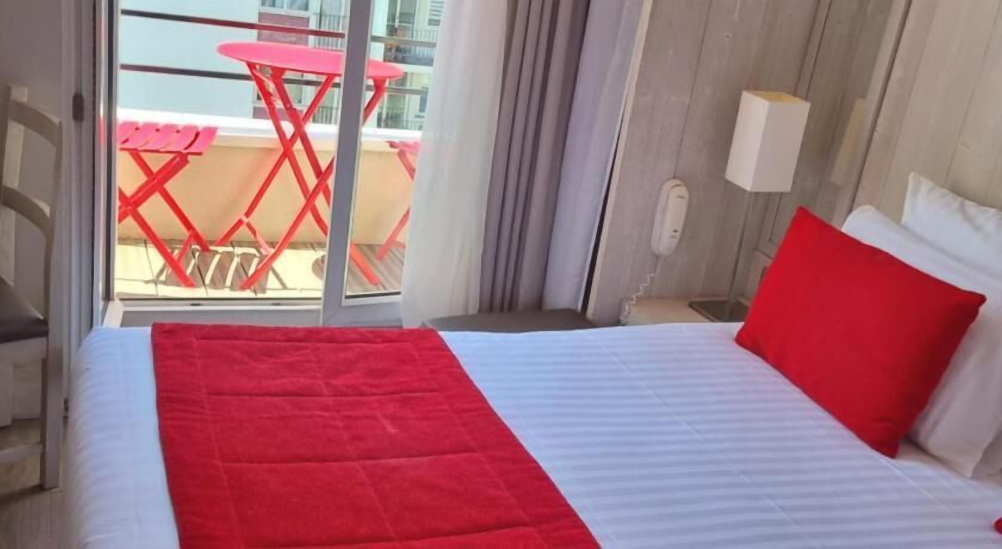 Premium bedding, in-room safe, desk, laptop workspace