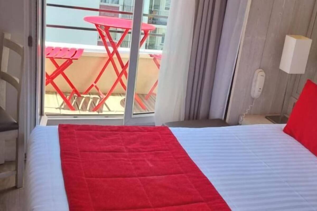 Premium bedding, in-room safe, desk, laptop workspace