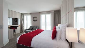 Suite 209 | Luxe beddengoed, een kluis op de kamer, een bureau, een laptopwerkplek