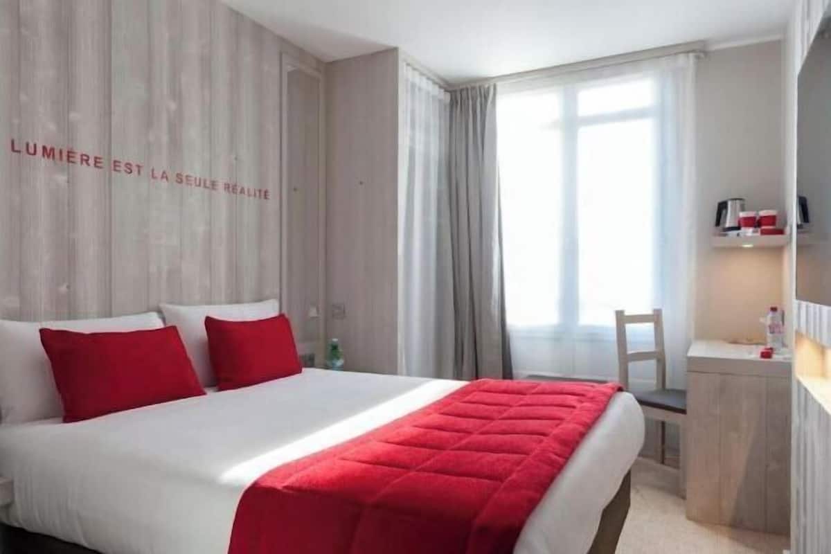 Premium bedding, in-room safe, desk, laptop workspace